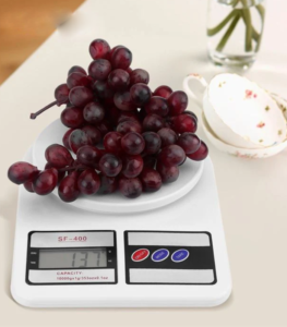 Digital kitchen scale with 10kg capacity for precise cooking measurements.