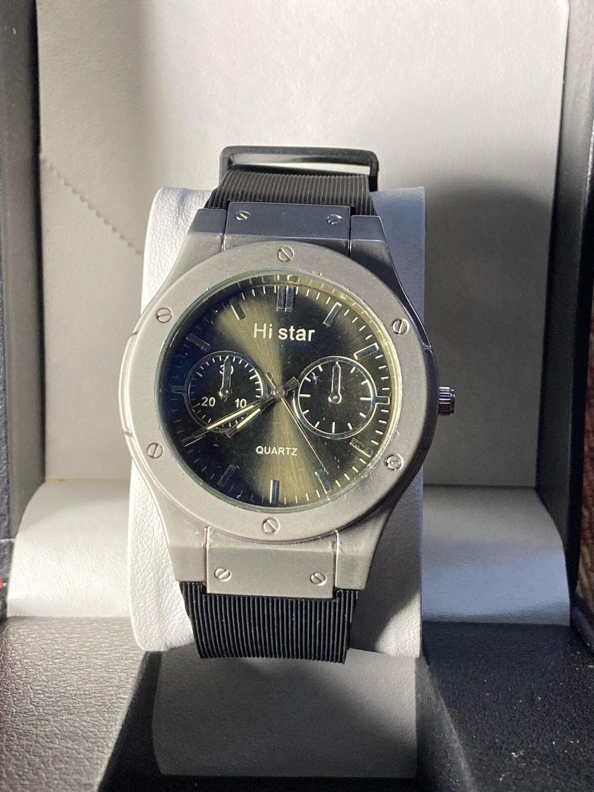 Hublot Men's Luxury Watch with Stylish Dial and Adjustable Strap