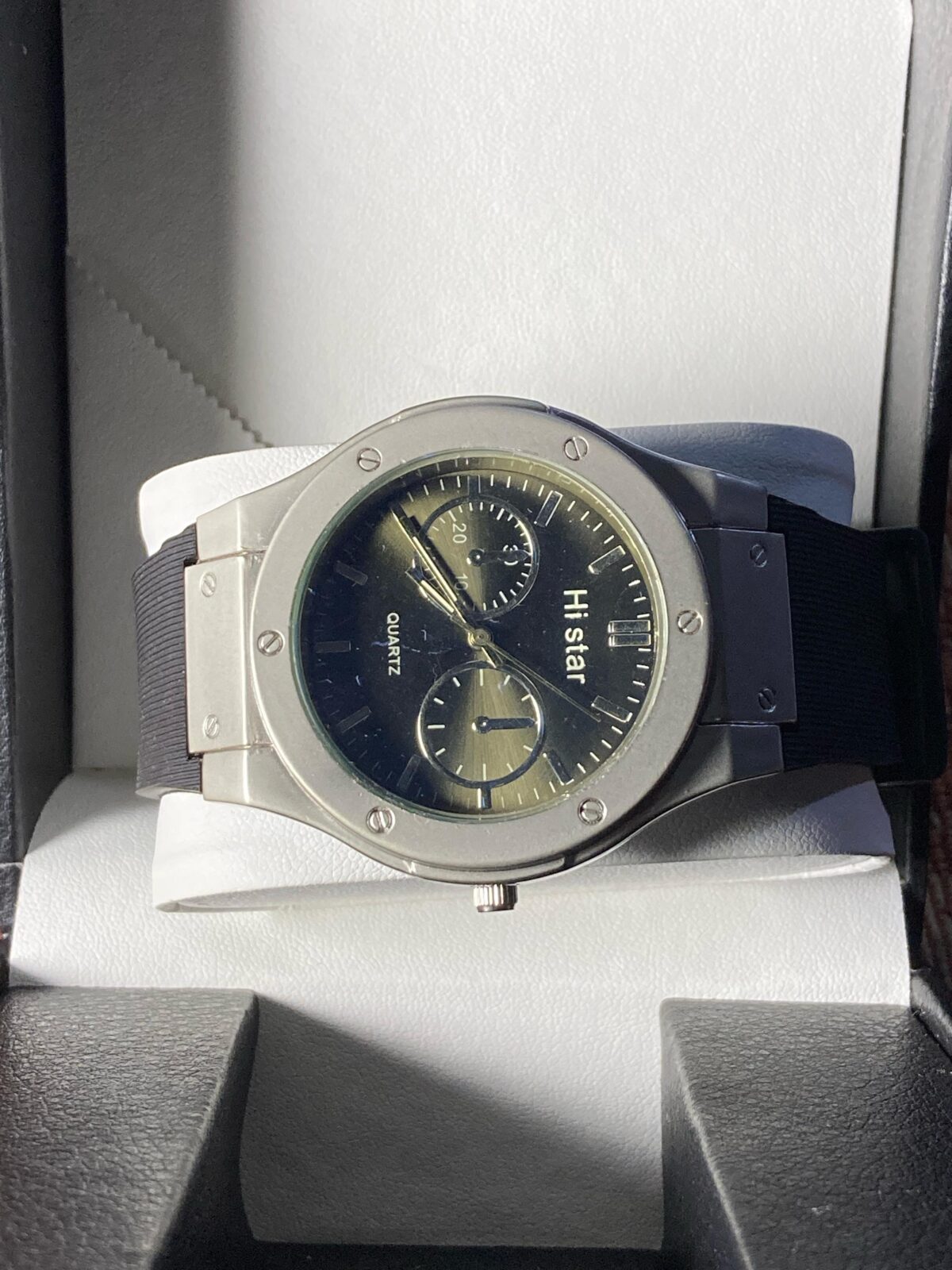 Hublot Men's Luxury Watch with Stylish Dial and Adjustable Strap